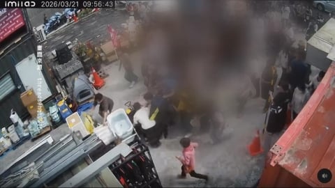 公司廠拍特賣！　現場民眾搶便宜爆發拉扯亂象