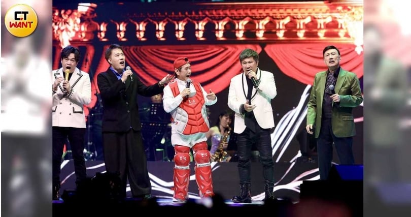 余天（右1）和兒子余祥銓壓軸登場。（圖／侯世駿攝）