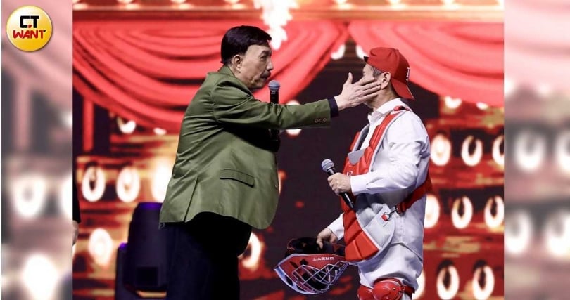 黃西田才剛鬆懈摘下頭盔，立刻又被余天補上一掌。（圖／侯世駿攝）