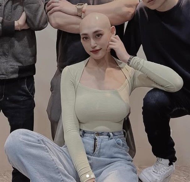 圖／王韡蒨曾以光頭造型入鏡拍攝，展現堅強自信。（翻攝自王韡蒨IG）