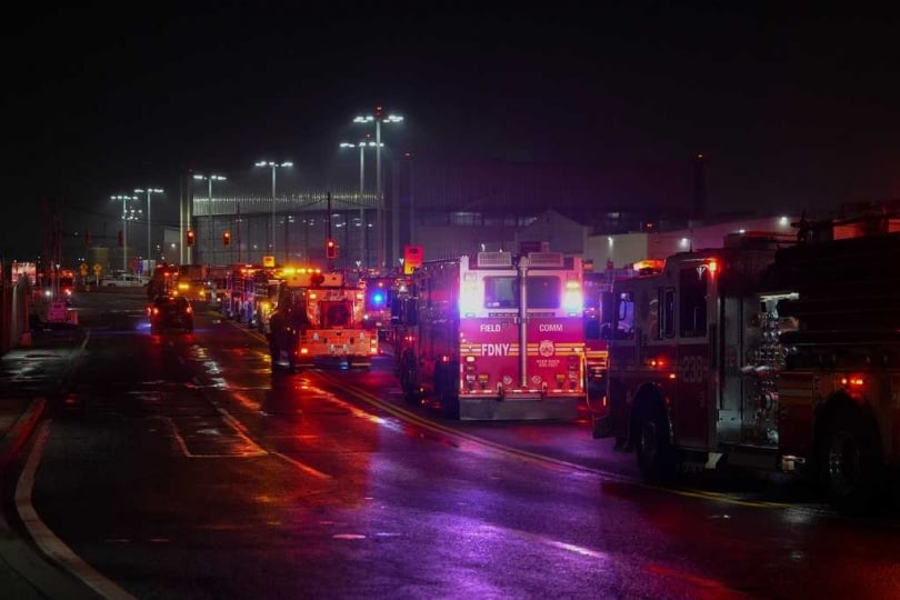大量消防與警力進駐拉瓜地亞機場跑道，處理飛機碰撞事故。