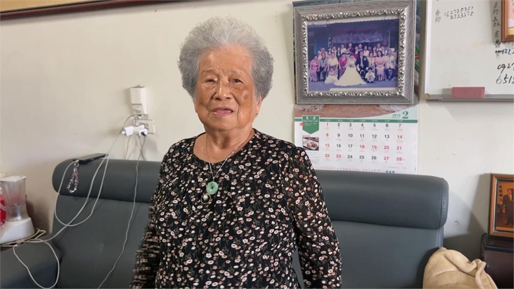 90歲嬤「上台狂歡」獲封「大港MVP」 孫女:阿嬤玩到不想回家