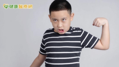 孩子老是眨眼、清喉嚨？中醫談「妥瑞氏症」情緒調理與精油輔助