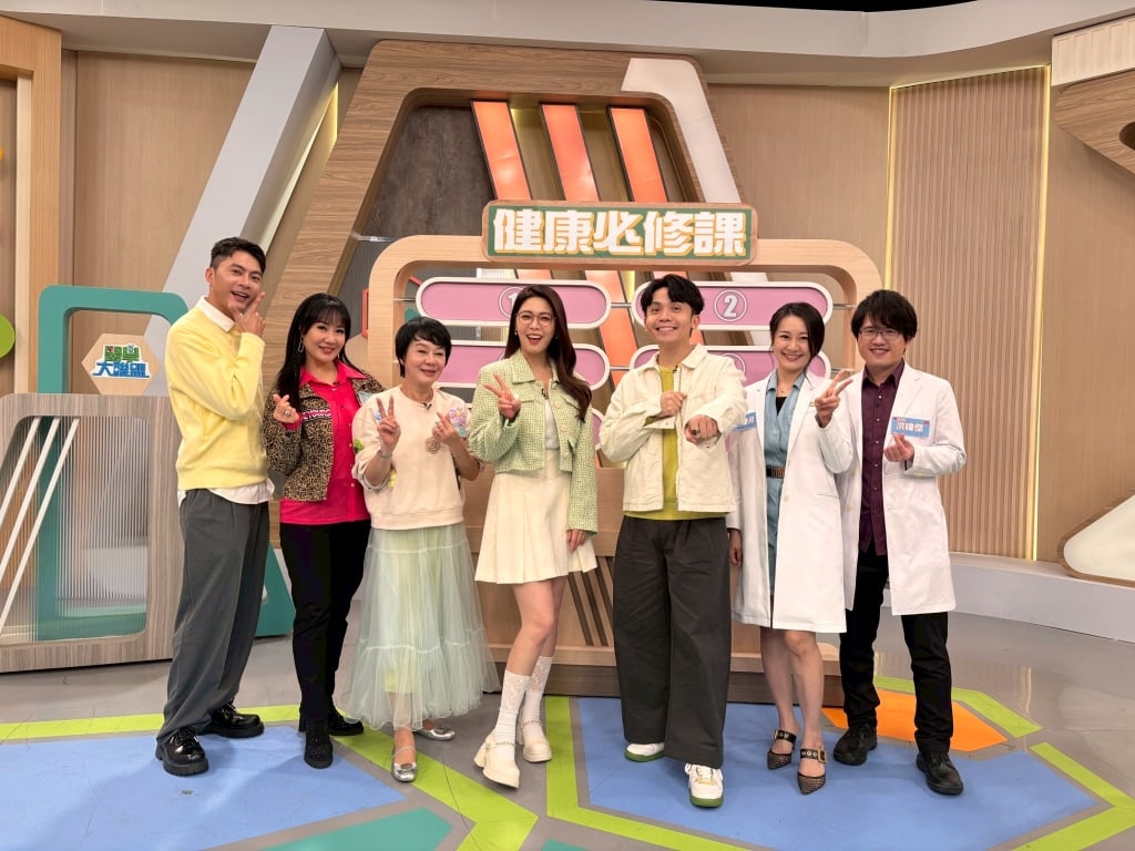 (影)／睡前看手機 小心你的眼睛都被藍光燒光了？