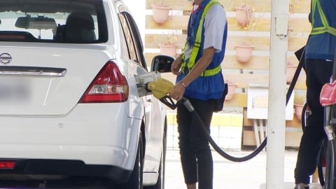 趕在油價大漲前排隊加油…汽車「等超過1時間」反倒虧？內行卻笑：簡直大賺