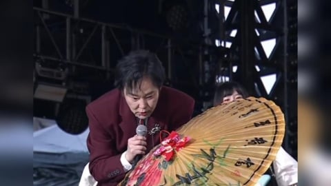 楊帆攜紙傘登大港開唱!感謝芬蘭大使林昶佐 笑稱之前「價錢喬不攏」