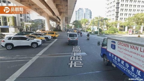 驚！台北市民大道凌晨機車擦撞轎車旋轉180度 後車急煞