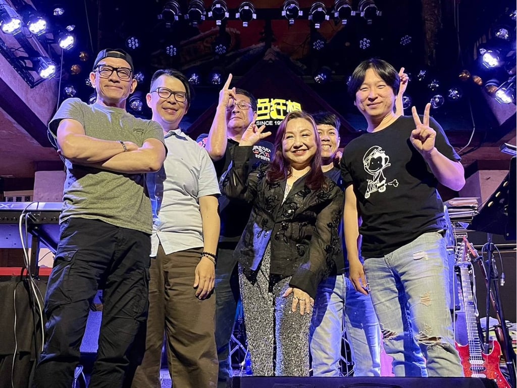 民歌天后鄭怡Pub唱上癮！領敬老卡還被大學生告白 她「接直球」霸氣回應