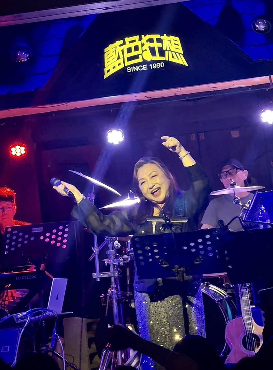 民歌天后鄭怡Pub唱上癮！領敬老卡還被大學生告白 她「接直球」霸氣回應