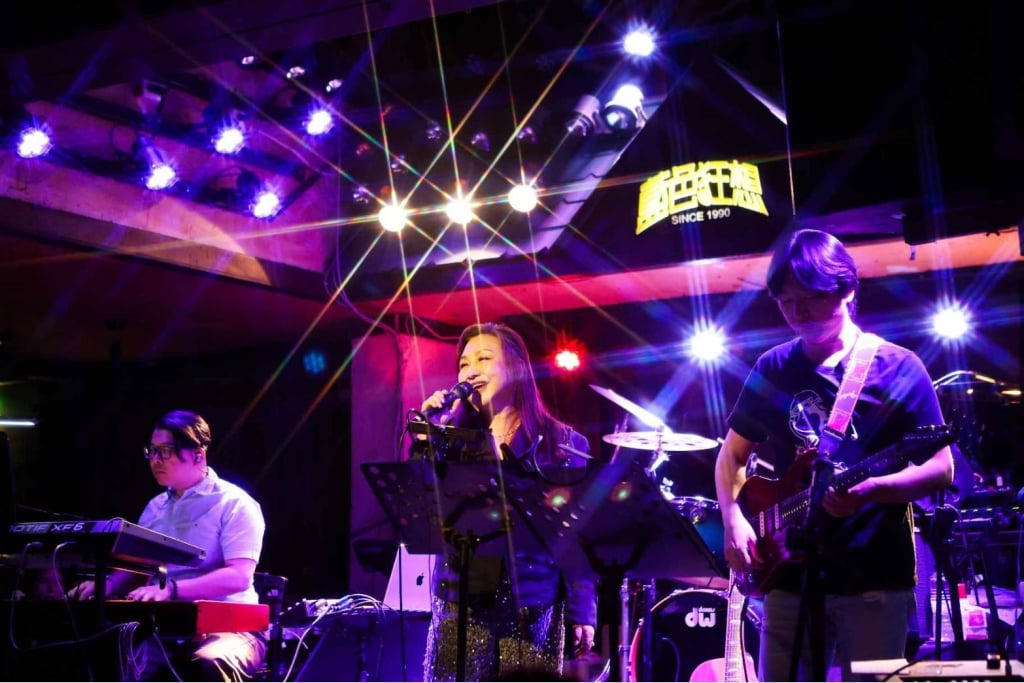 民歌天后鄭怡Pub唱上癮！領敬老卡還被大學生告白 她「接直球」霸氣回應