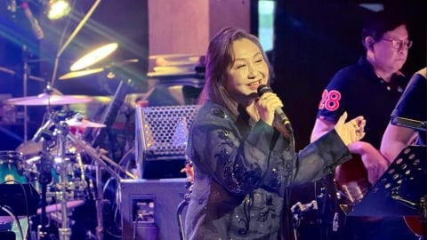 民歌天后鄭怡Pub唱上癮！領敬老卡還被大學生告白 她「接直球」霸氣回應