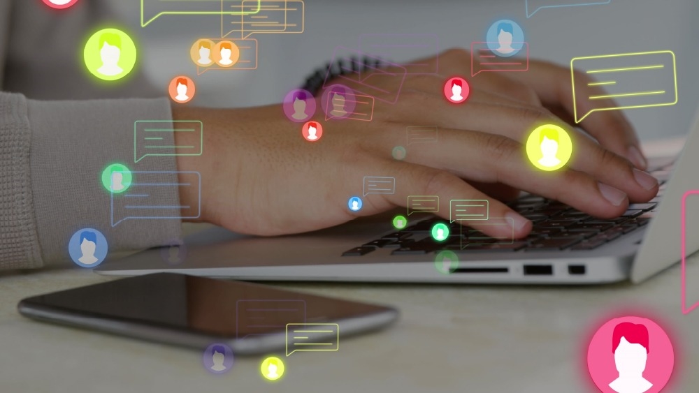 造成「社交能量」瞬間歸零的 3 大主因！專家分享自在切換人際距離的省電方式