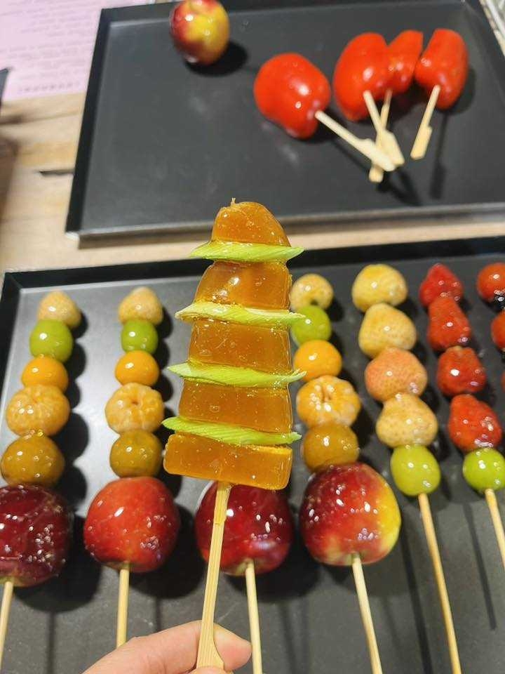 「椪糖烏魚子蒜苗糖葫蘆」定價500元。（圖／Threads／＠sweetogisan）