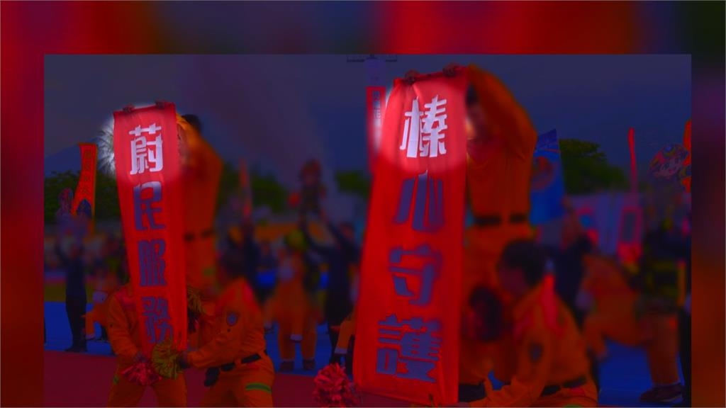 花蓮消防員高舉布條「榛心守護、蔚民服務」　大量網友狂酸