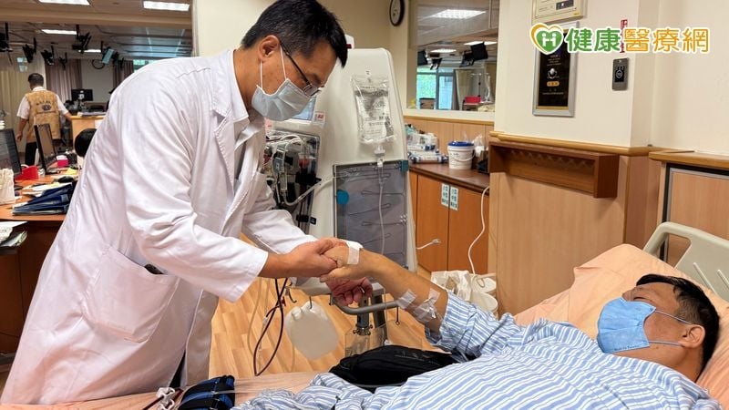 騎士急煞後脖子抬不起　緊急血漿置換助脫困