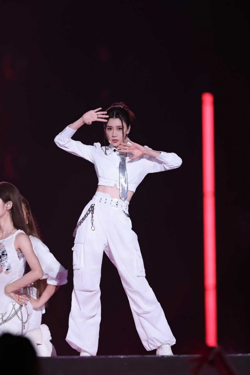 賈靜雯雖然不是專業歌手，但還是成功成團。（圖／翻攝自微博）