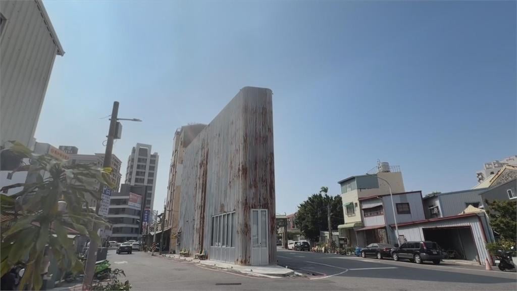 台南北區打卡新亮點　畸零地紙片屋鏽蝕鐵皮外牆超吸睛