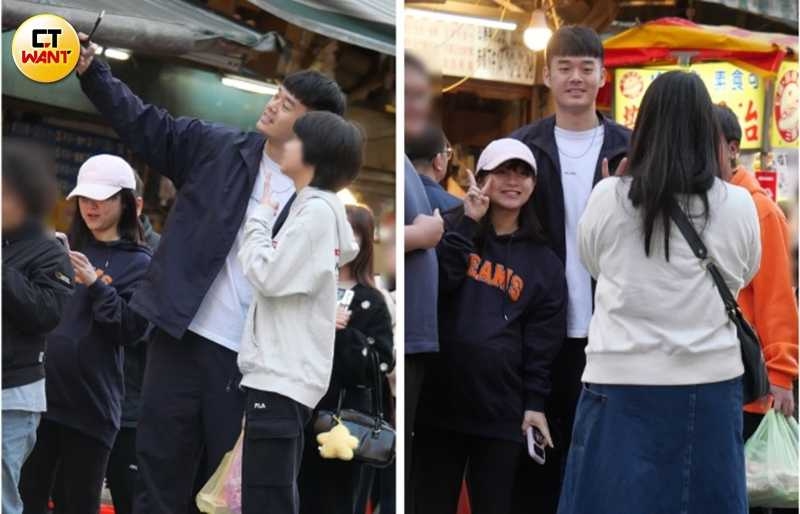 期間遇到粉絲認出，王齊麟也親民合照，不忘帶上十元。（圖／本刊攝影組）