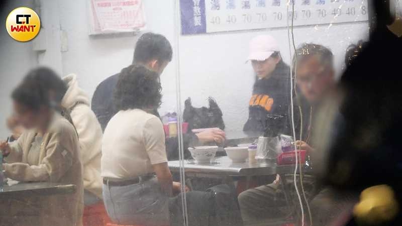 兩人又進店家續攤美食，胃口相當好。（圖／本刊攝影組）