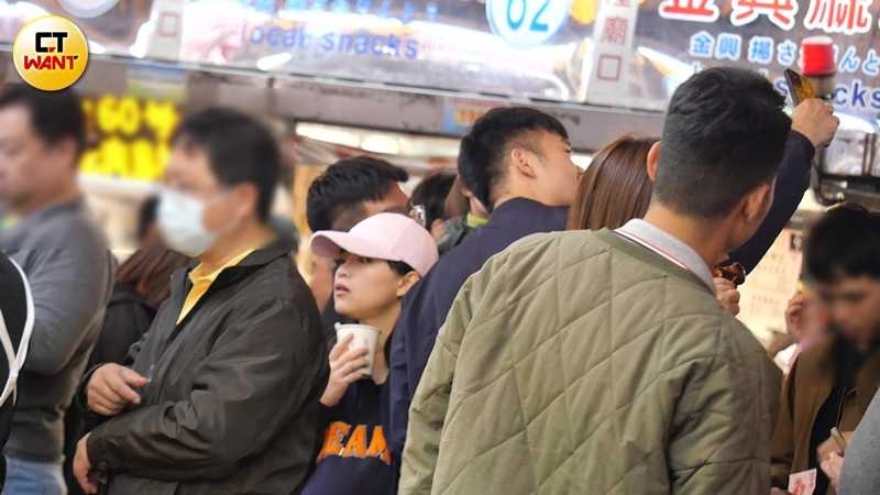 途中遇到民眾上前合照，王齊麟依舊來者不拒。（圖／本刊攝影組）