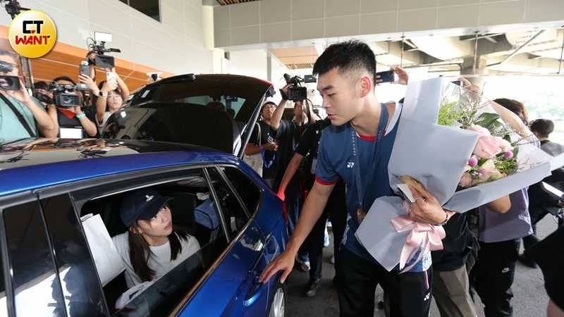王齊麟連續兩屆奧運摘金返台，十元曾因現身桃園機場進入管制區接機引發爭議。（圖／本刊攝影組）