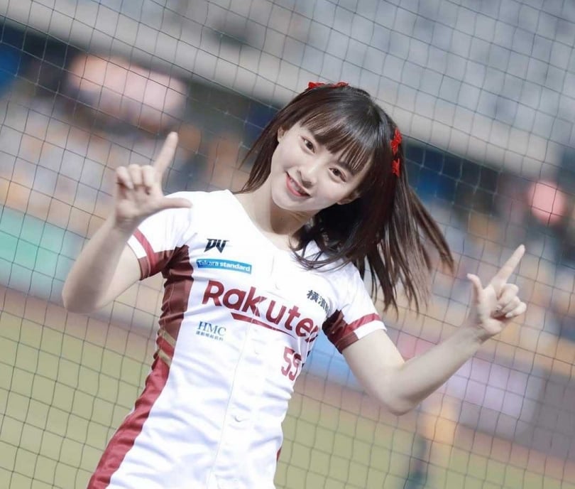 曾是樂天女孩的十元，因結婚離開啦啦隊。（圖／翻攝自十元IG）