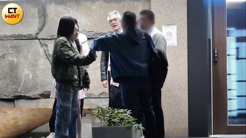 不知是否怕Ariel喝太多站不穩，男子伸手牽住她。（圖／本刊攝影組）