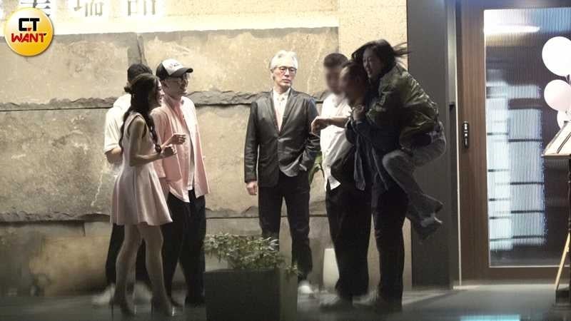 大家還在閒聊，Ariel忽然跳上男子的背要男生背她。（圖／本刊攝影組）