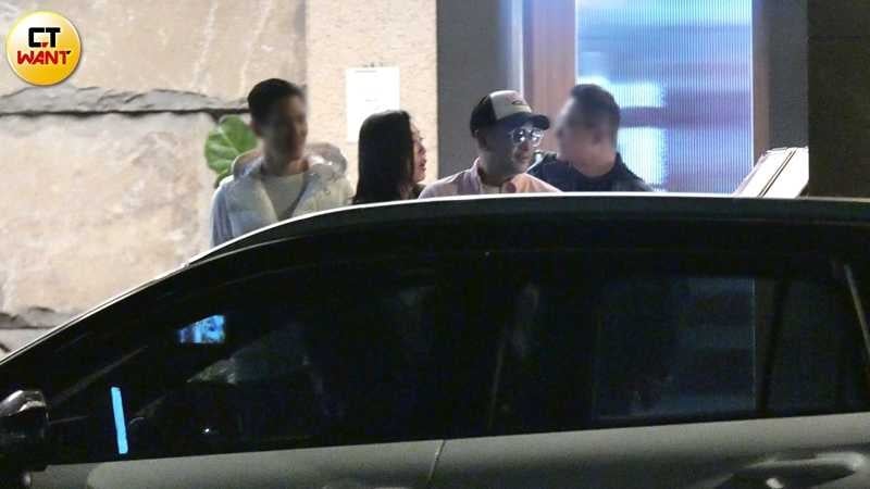 Ariel與男子及唐志中一同搭車離開餐酒館。（圖／本刊攝影組）