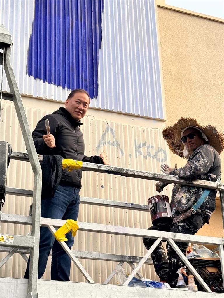 LA新地標！大谷翔平躍12層樓飯店壁畫　辜仲立耗時2年打造、搭吊車搶先看