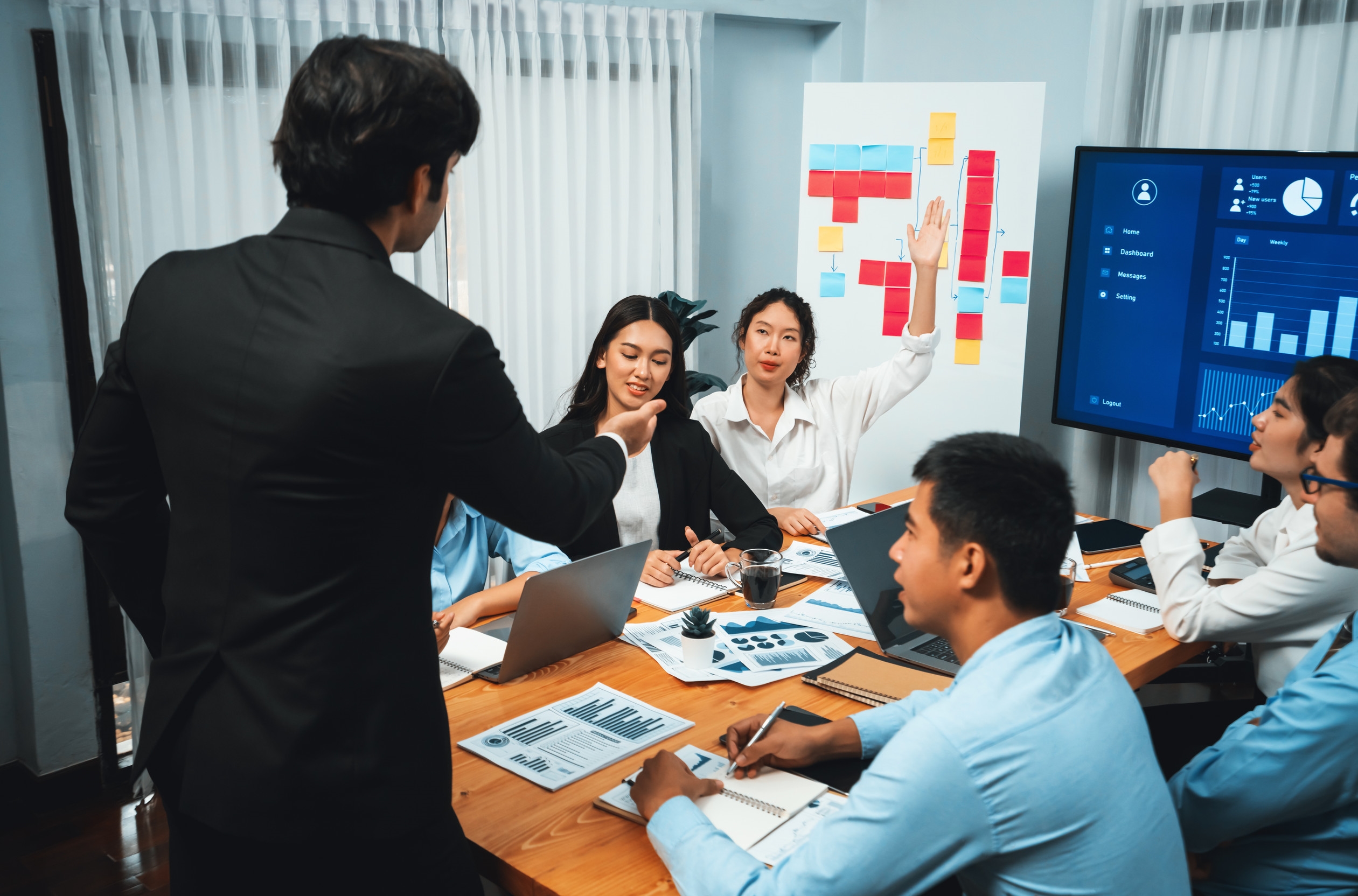 開會報告時，一旦項目出包，就把下屬推出去當擋箭牌。這種行為就像是穿了一件華麗卻透風的國王新衣，大家心裡都清楚得很。圖/123RF圖庫