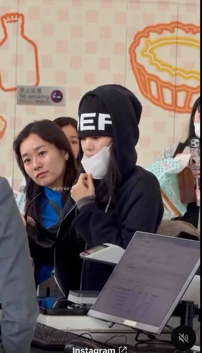 Jennie登機查驗身分時，不情願將口罩拉下一半。（圖／翻攝微博／@ciyuu）