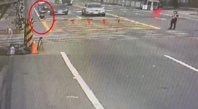 平交道前練蛤蟆功？　特技男頭頂地倒立看火車