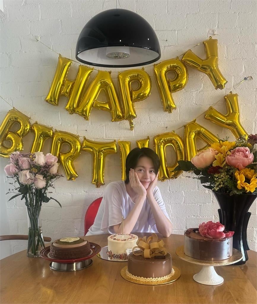 短髮正妹「素顏大嗑4大蛋糕」竟是梁詠琪！50歲「私下狀態超猛」全網看呆