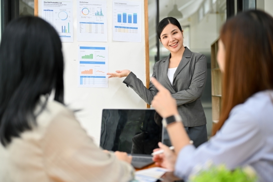 當妳的專業度高到無可取代,簡報一流,或者妳經手的專案每一項都清清楚楚、無懈可擊時,那些想找妳麻煩的人自然會踢到鐵板。圖/123RF圖庫