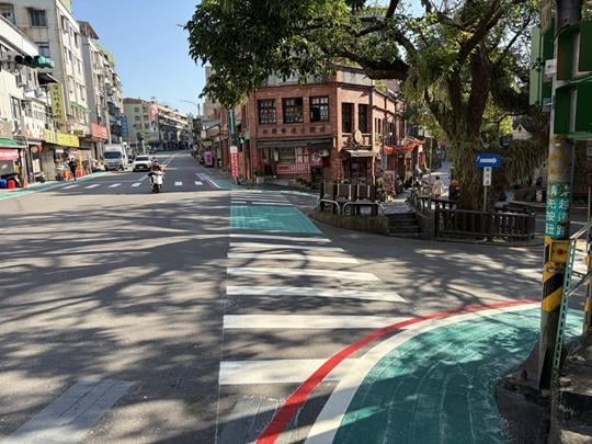 快新聞／逛深坑老街更安全了！每逢假日人滿為患　政府出1招化解人車爭道