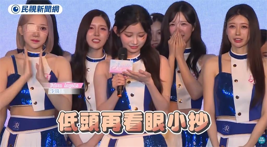 李珠珢狂看中文小抄「緊張到淚崩」畫面全被拍！網酸爆：有心就會用心學