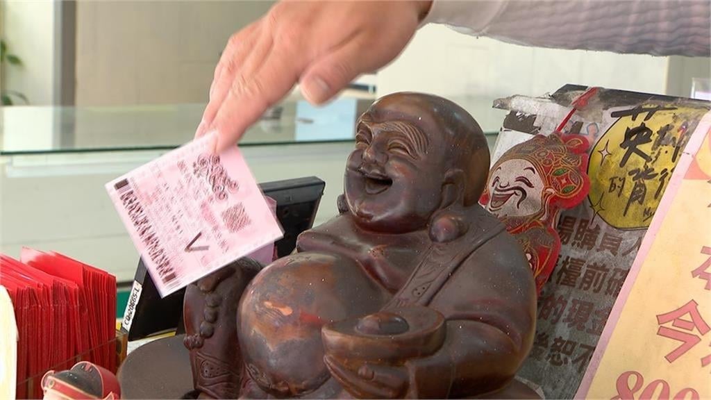 婦買菜隨手花100元中1億大樂透！秒call弟嗨喊「可以退休了」還捐千萬做公益