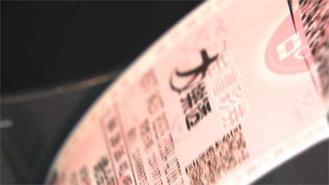 婦買菜隨手花100元中1億大樂透!秒call弟嗨喊「可以退休了」還捐千萬做公益