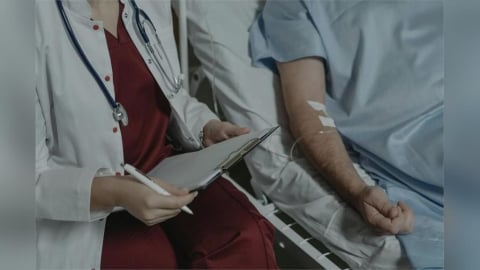 「日抽5包菸、1200cc高粱酒」  男鬧胃痛驚見12公分巨大腫瘤！