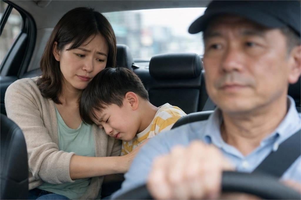 「小孩吐在車上」遭司機求償8000元！家長疑惑：正常嗎？網揭行情：很佛心