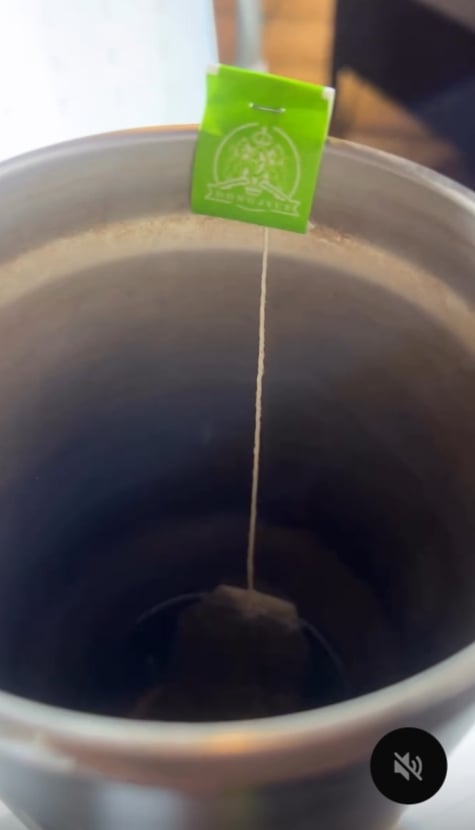茶包標籤紙竟然有隱藏功能？簡單1招固定杯緣不滑落…網友驚：長知識了
