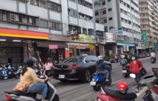 太誇張！台中BMW女「為買飲料」車停路中央　網怒噴：錢買不到腦子