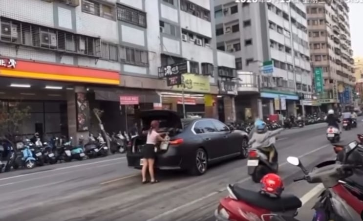 太誇張！台中BMW女「為買飲料」車停路中央　網怒噴：錢買不到腦子