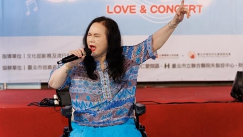 昔手術失敗致癱瘓!「月亮歌后」李珮菁逆境重生 曝出道50年心聲