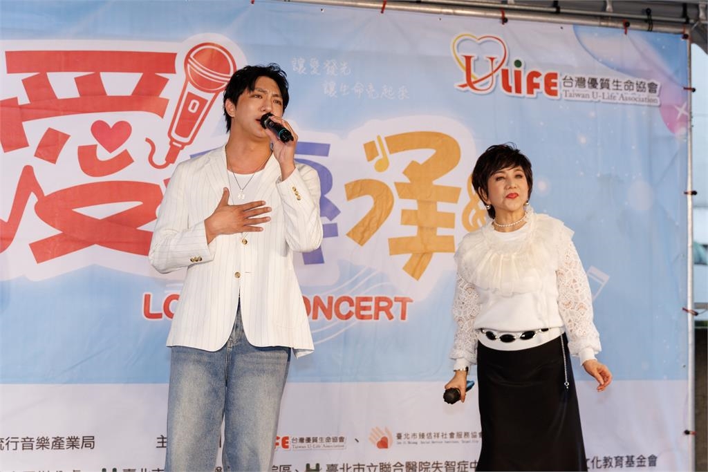 坐輪椅也不認輸！月亮歌后李珮菁用人生逆轉故事鼓勵獨居長輩