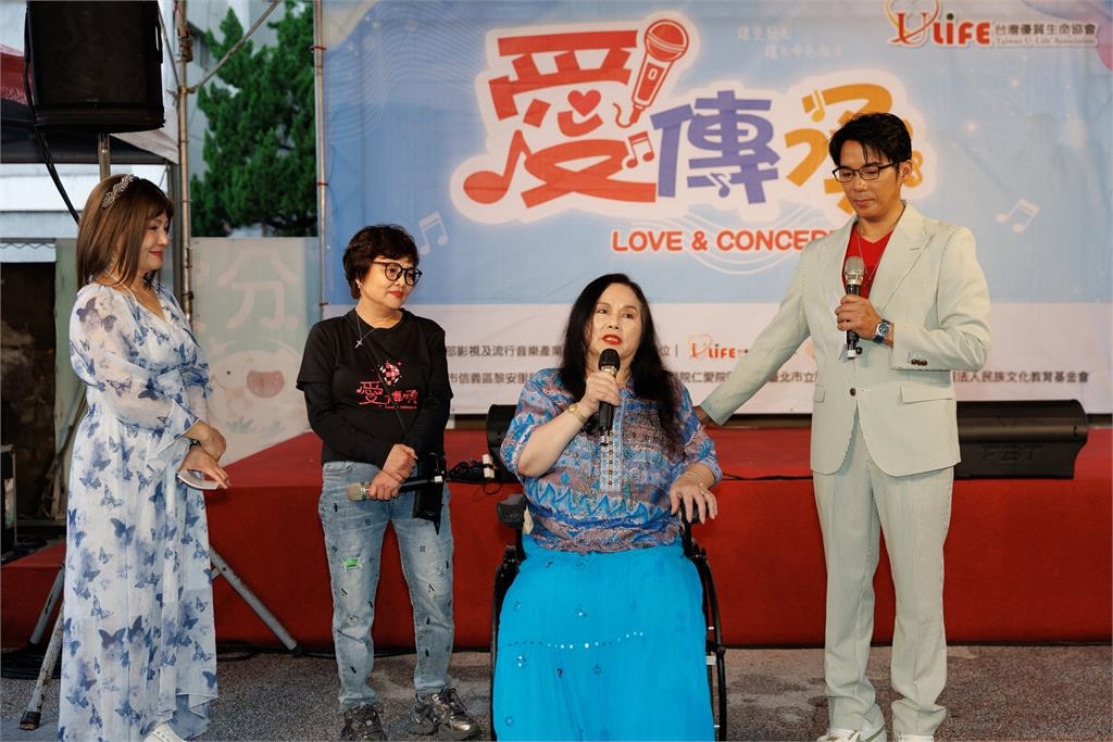 坐輪椅也不認輸！月亮歌后李珮菁用人生逆轉故事鼓勵獨居長輩