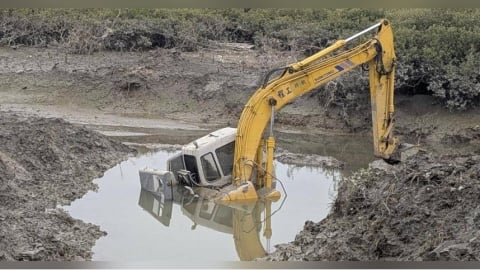 金門怪手浯江溪除草「泥足深陷」　已抽空油箱防污染縣府研擬拖離方案