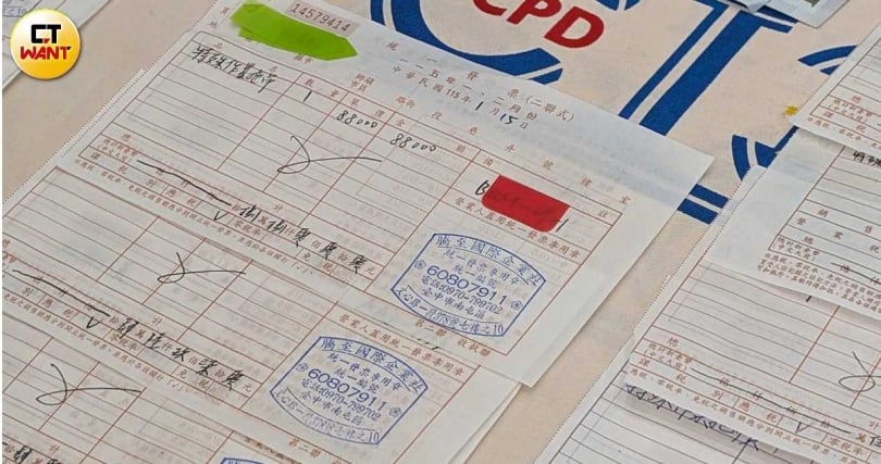 蔡尚璁與許峯頤所經營的拖吊公司中，其中一筆收據，單程收費竟要價8.8萬元。（圖／林冠吟攝）