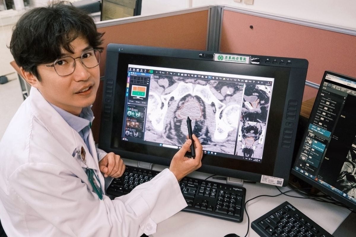 圖／郭登宇醫師表示，傳統放療需約 40 次，對患者負擔較大；SBRT 可縮短至約 5 次，兼顧療效與生活品質。（亞東醫院提供）